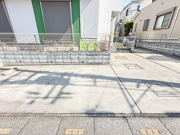 【駐車場】カースペース2台可。車が1台なら、来客用の駐車場や、駐輪スペースとしてご活用ください。