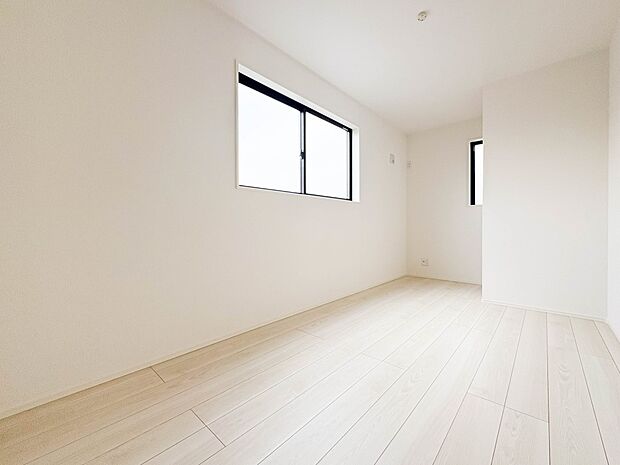 【洋室5.9帖】お子様のお部屋にぴったりなクロークを備えたフローリング仕様の洋室です。