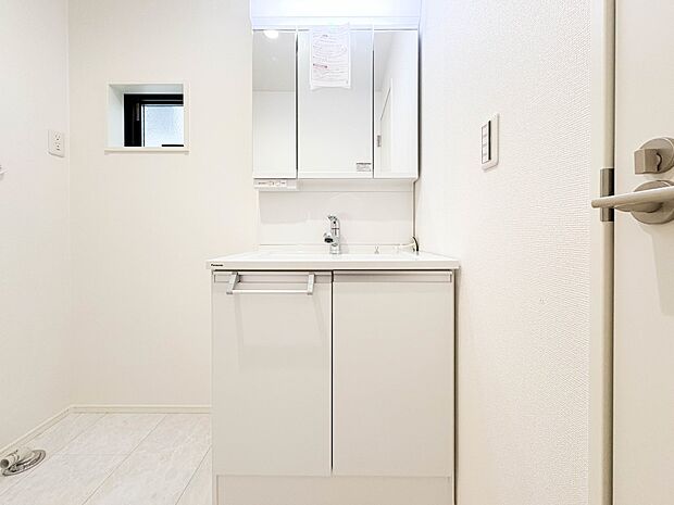 【洗面台】 十分な大きさの洗面台は、身だしなみチェックや歯磨きなど、朝の慌ただしい時間でもホテルライクなスペースで余裕とゆとりを感じて頂けます。
