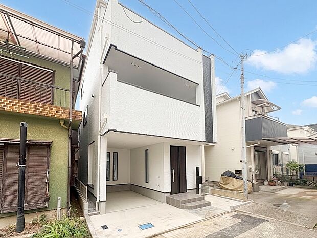 【外観】家族の温かさと陽光の暖かさ、楽しい毎日と明るい未来を予感させる「空間が織り成すひとつ先の住み心地」を演出します。＊CGにより晴天に加工しております。