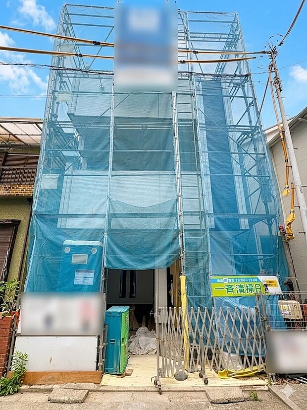【前面道路】家の前をまっすぐの通りが走っている。クルマは少なく、人々は毎朝、ウォーキング、ジョギング、犬の散歩など、フリーな朝時間を過ごしている。＊CGにより晴天に加工しております。