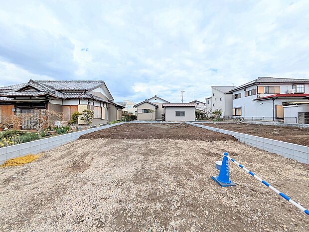 カースペース2台可/駐輪スペース。広々カースペースです。自転車、バイクなども置き場に困りません。