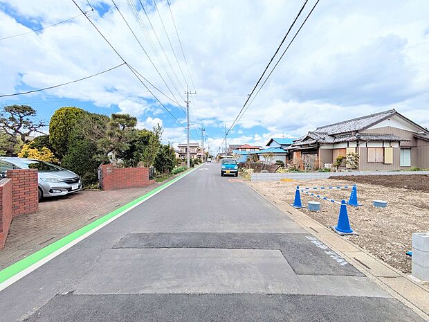 【前面道路6m】車の通行が少ないので、静かな住環境を維持することができます。