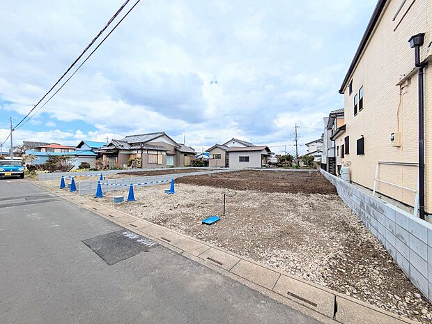 堂々たる趣ながら、主張し過ぎずどこか余裕を感じさせるシャープなフォルムで佇む邸宅は、晴天の空と照らし合わせる事で、本来あるべき完成形の姿を見せてくれます。