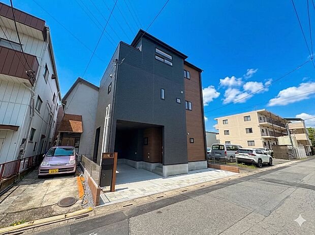 【現地】陽あたりの良さは必須条件。家族の温かさと陽光の暖かさ、楽しい毎日と明るい未来を予感させる。