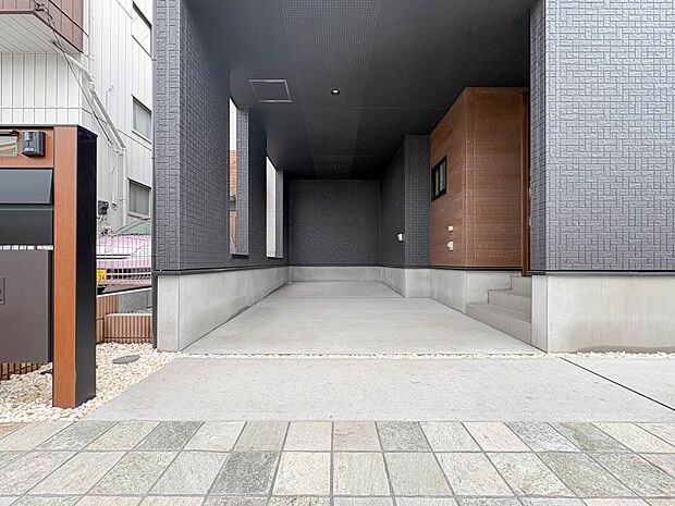 【駐車場】毎日の生活にマイカーが必須という方は、購入を検討する際、駐車場があることは大事な条件です。毎日の通勤や家族の送迎、買い物やお出かけなどクルマのある暮らしを満喫したい方は要チェック。…