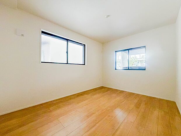 【子供部屋】お子様のお部屋にぴったりなクロークを備えたフローリング仕様の洋室です。