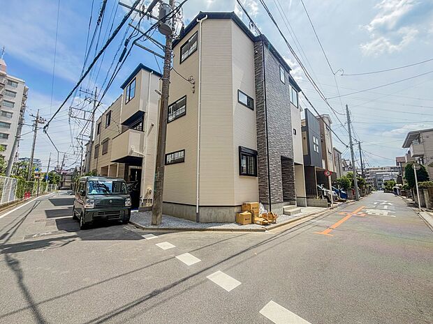 【前面道路】北西側約4.4m、北東側約4.5mともに公道に接してますが、車通りも少ないためお子様にも安心です。