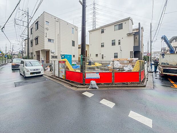 【現地外観】家族の温かさと陽光の暖かさ、楽しい毎日と明るい未来を予感させる「空間が織り成すひとつ先の住み心地」を演出します。