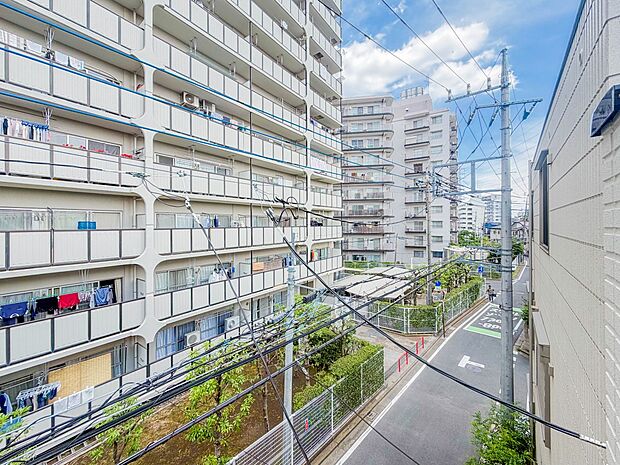 【眺望】朝の澄んだ空気や、夕方に吹く清々しい風を五感で感じられるバルコニー。