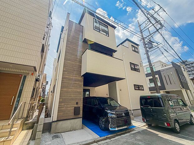 【現地外観】プランター等をおいてガーデニングが楽しめるちょっとしたスペースも。