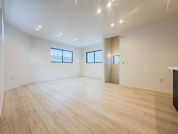 【リビング】うららかな陽射しがどのお部屋にも降り注ぎますように、快適さを追求した間取設計。得難い立地環境での生活を恵みの豊かな永住の地へと変えてくれます。