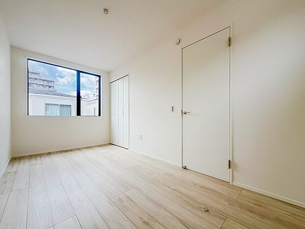 【子供部屋】お子様のお部屋にぴったりなクロークを備えたフローリング仕様の洋室です。