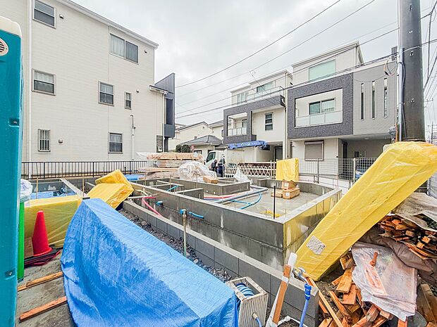 【現地外観】陽当りが良いと、洗濯物が乾きやすいですし、湿気やカビの心配も減るので快適です。寒い冬の日でも、日差しが届くと家の中が暖かくなりますね。