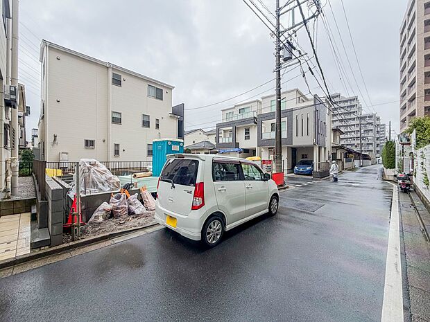 【前面道路-公道幅員約4.5m-】車の通行が少ないので、静かな住環境を維持することができます。
