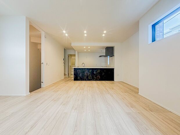 【リビングダイニング】シンプルなデザインの家は風情がある。住む人のこだわりを感じる。外観も内装もいたってシンプル。居心地がよく、家事や趣味、子育てなどにも集中できる。家も人間も熟成するほどシ…