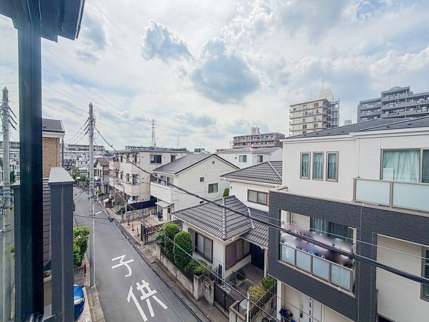 【眺望】少し優雅に、眺望の良い部屋で新生活をしてみませんか?眺望や窓からの景色が良いと、家で過ごす時間も快適です。