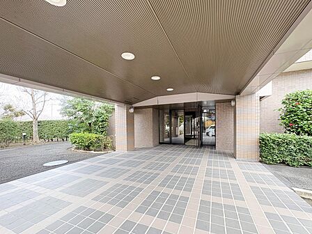 【エントランス】その住居の第一印象となるのがエントランスホールです。訪問されたお客さまをやさしくお迎えします。エントランスホールは、いわば住居の顔です。