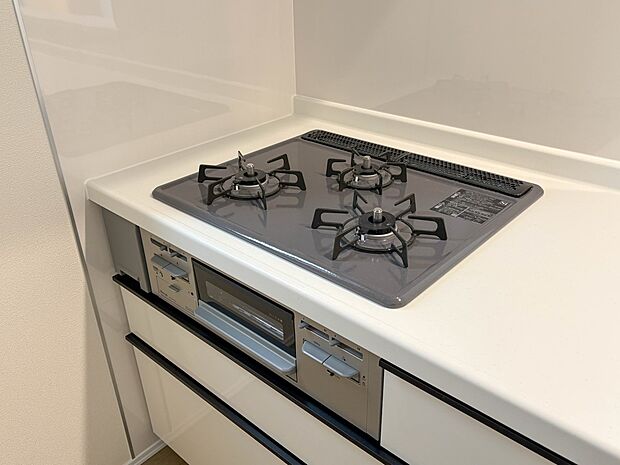 【三口コンロ】奥さま目線で考え、調理に重宝する三口コンロをシステムキッチンに採用、ワイドな洗い場も設けも野菜や食器を洗うのを便利にしました。