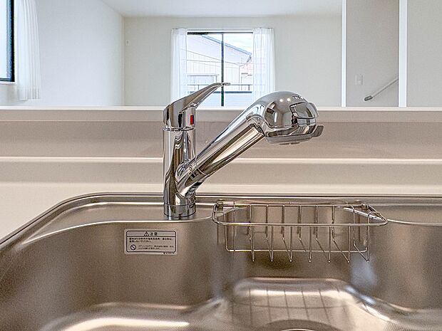 【浄水器一体型混合水栓】 一つの蛇口で「原水(水道水)」「シャワー」「浄水」を切り替えられる、浄水器を内蔵した混合水栓です。浄水は、水栓本体の首部分に付属のカートリッジをセットして使用しま…