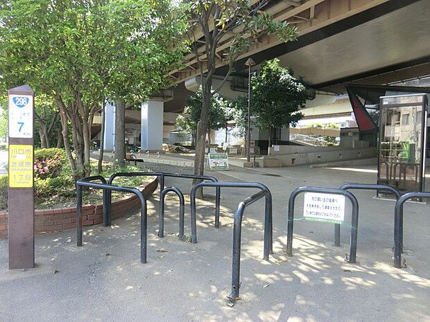 公園 328m ゴリラ公園(大きなゴリラの像が目印の川口市大字芝、東京外環自動車道の高架下にある公園。遊具に加えてBMXコースも設置されています。)