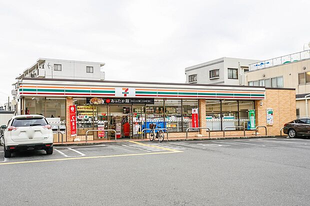 コンビニ 900m セブンイレブン川口芝西2丁目店(セブンイレブンは近くて便利を掲げています。近くとは、心の近さ。便利とはモノが期待以上の品質でお客さまに届くこと。セブン銀行など新しいサービ…