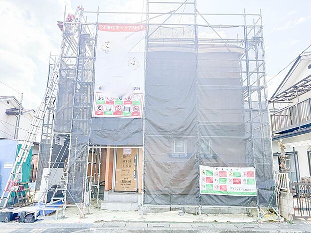 【外観】堂々たる趣ながら、主張し過ぎずどこか余裕を感じさせるシャープなフォルムで佇む邸宅は、晴天の空と照らし合わせる事で、本来あるべき完成形の姿を見せてくれます。