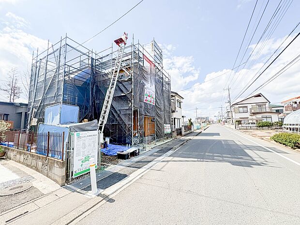 【前面道路8m】家の前をまっすぐの通りが走っている。クルマは少なく、人々は毎朝、ウォーキング、ジョギング、犬の散歩など、フリーな朝時間を過ごしている。