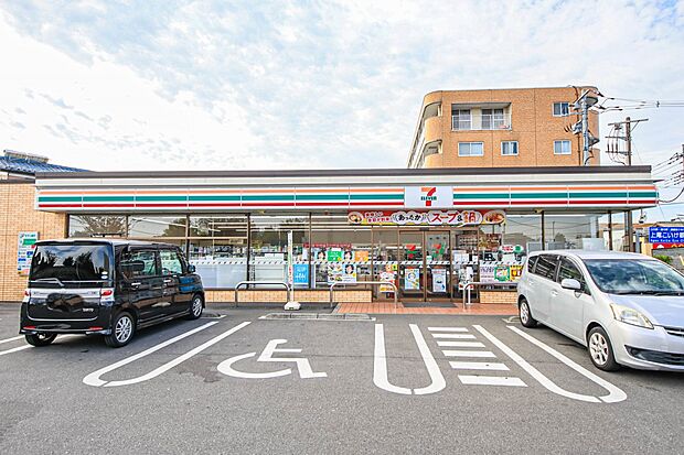 コンビニ 300m セブンイレブン上尾西宮下店(セブンイレブンは近くて便利を掲げています。近くとは、心の近さ。便利とはモノが期待以上の品質でお客さまに届くこと。セブン銀行など新しいサービスを…