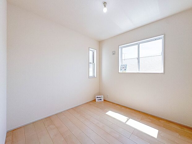 【子供部屋】お子様のお部屋にぴったりなクロークを備えたフローリング仕様の洋室です。