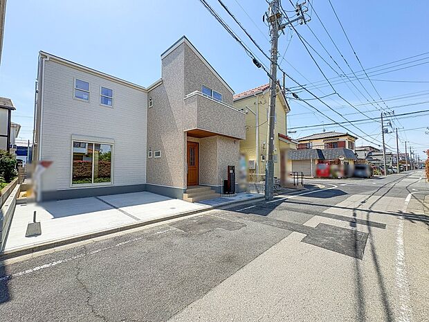 【前面道路】家の前をまっすぐの通りが走っている。クルマは少なく、人々は毎朝、ウォーキング、ジョギング、犬の散歩など、フリーな朝時間を過ごしている。