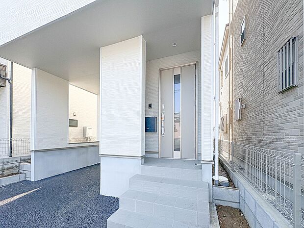 【玄関】家の顔となる玄関は、高いデザイン性が求められます。高級感と断熱性、防犯性に優れた玄関ドアを標準装備。ピッキング対策のセキュリティサムターン等、防犯に考慮しました。