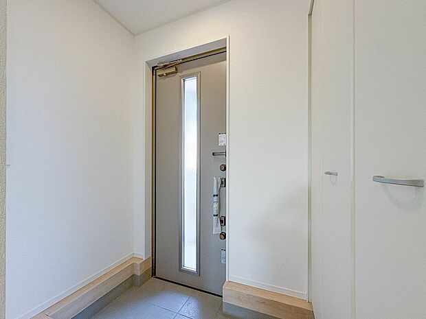 【玄関】玄関はおうちの顔と言われます。玄関アプローチは、外観デザインの印象を左右します。ご家族の個性を出しながら、素敵な玄関でお客様をお迎えしてください。