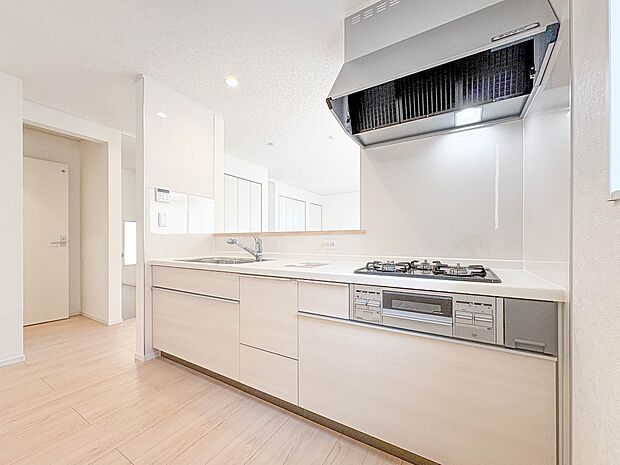 【キッチン】ナチュラルな自然光の中での調理。会話が弾む対面型キッチン。お洒落な食器類を余裕で収納できるスペース。動きやすい女性目線のキッチン動線。これからはお料理をつくる時間が劇的に変わりま…