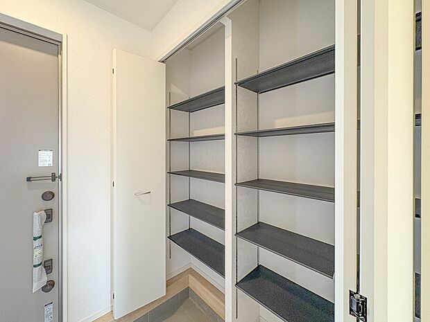 【シューズボックス（下駄箱）】  大型のシューズボックスには靴やブーツ、サンダルはもちろん、ハンカチや手袋、バック類などのお出かけ用品、印鑑や朱肉なども収納可能です。