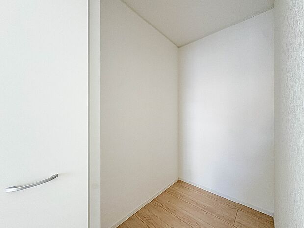 【WIC（ウォークインクローゼット）】  たくさんの洋服をかけてもシワになりにくいウォークインクローゼット。洋服以外にも、普段使わない家電やスーツケース、ストック品など何でも片付く嬉しい空間…