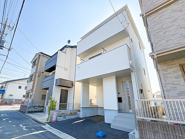 【前面道路】家の前をまっすぐの通りが走っている。クルマは少なく、人々は毎朝、ウォーキング、ジョギング、犬の散歩など、フリーな朝時間を過ごしている。