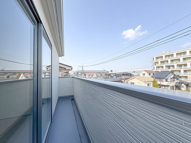 【バルコニー】バルコニーから差し込む陽光・通風は、住環境・快適性と共に有り続ける貴重な「財産」です。