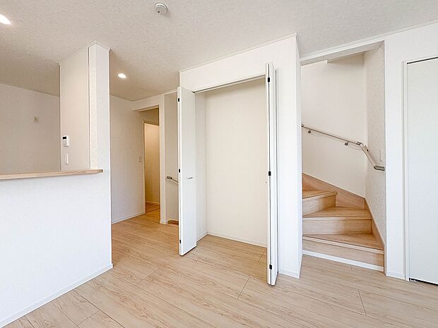 【パントリー（食料庫）】  常温保存できるパン、お米、調味料、缶詰など、日常的に使うものや未開封の食品の収納にぴったり。棚にものを並べて収納すれば、何が足りないのかひと目で確認できます。