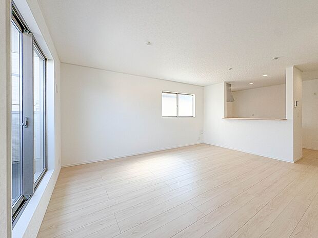 【LDK17.3帖＋ワイドバルコニー】シンプルなデザインの家は風情がある。住む人のこだわりを感じる。外観も内装もいたってシンプル。居心地がよく、家事や趣味、子育てなどにも集中できる。家も人間…