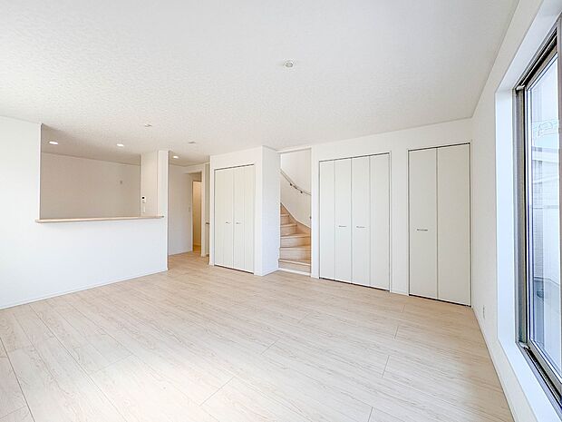 【LDK17.3帖+ワイドバルコニー】忙しい朝でも家族揃って食事をしたいゆとりあるダイニングスペース。