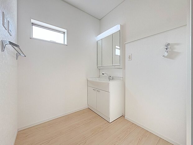 【脱衣所】洗面所は小さなプライベートスペース。歯磨き、洗顔と毎日施す個人空間。