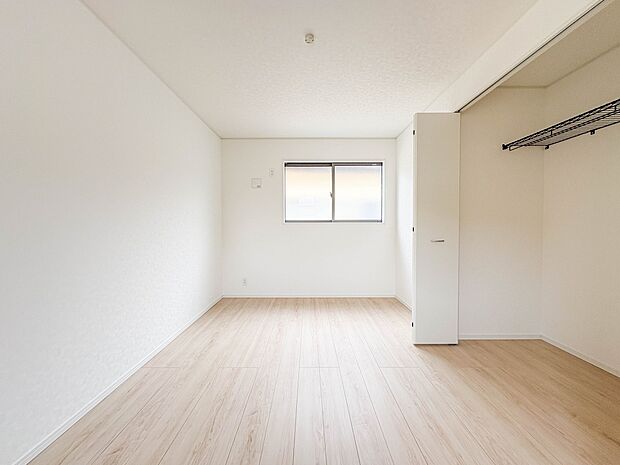 【洋室7.5帖】シンプルな内装はおしゃれのポイントです。シンプルは華美より飽きがこないからです。色や模様でおしゃれ感をだす。それがシンプルイズビューティーです。
