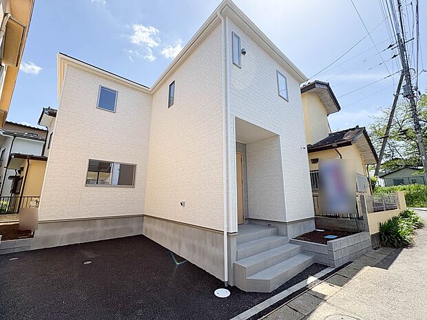 【現地外観】家族の温かさと陽光の暖かさ、楽しい毎日と明るい未来を予感させる「空間が織り成すひとつ先の住み心地」を演出します。
