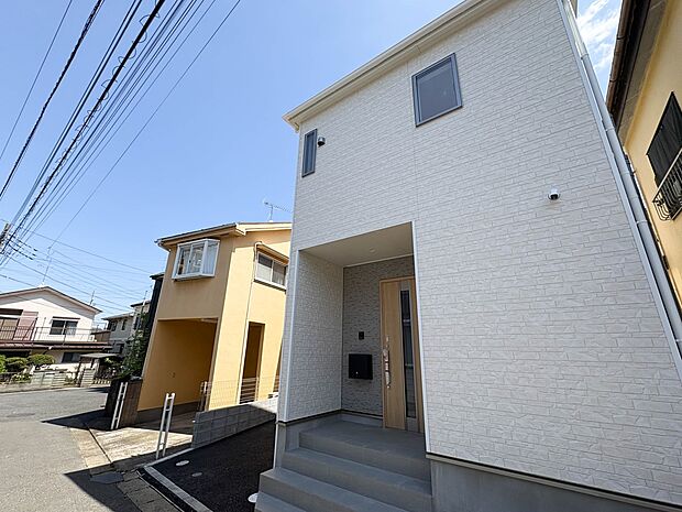 【現地外観】こちらの物件に少しでもご興味がありましたら、お気軽にお電話下さい。ネット上で「見えない物」「わからない事」でも、実際にご見学いただくことで、手に取るようにおわかりいただけるはずで…