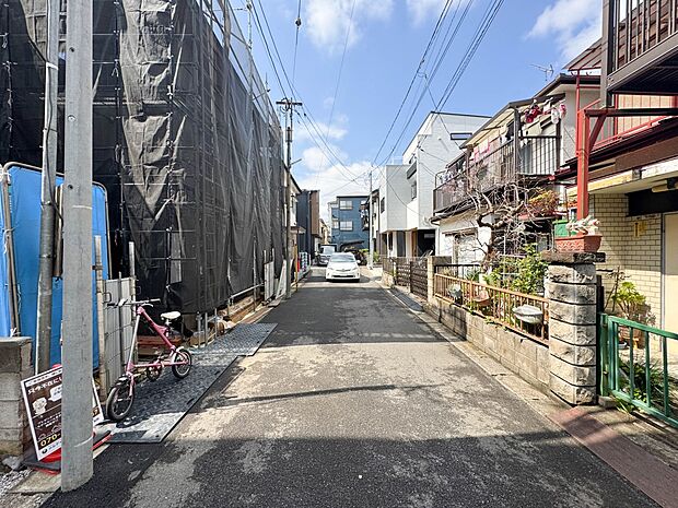 【前面道路】家の前をまっすぐの通りが走っている。クルマは少なく、人々は毎朝、ウォーキング、ジョギング、犬の散歩など、フリーな朝時間を過ごしている。