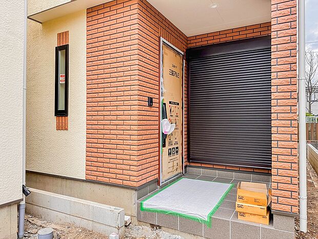 【玄関】家の顔となる玄関は、高いデザイン性が求められます。高級感と断熱性、防犯性に優れた玄関ドアを標準装備。ピッキング対策のセキュリティサムターン等、防犯に考慮しました。