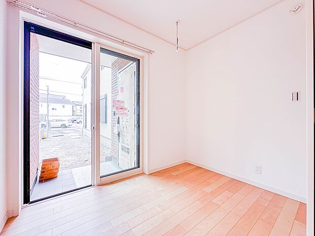 【寝室9帖】シンプルな内装はおしゃれのポイントです。シンプルは華美より飽きがこないからです。色や模様でおしゃれ感をだす。それがシンプルイズビューティーです。