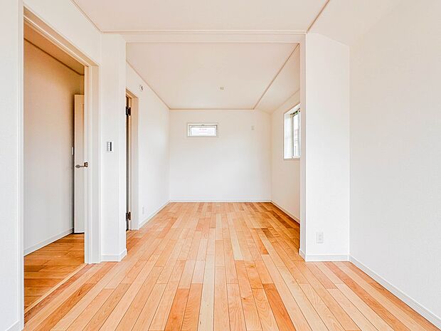 【子供部屋6帖】お子様のお部屋にぴったりなクロークを備えたフローリング仕様の洋室です。
