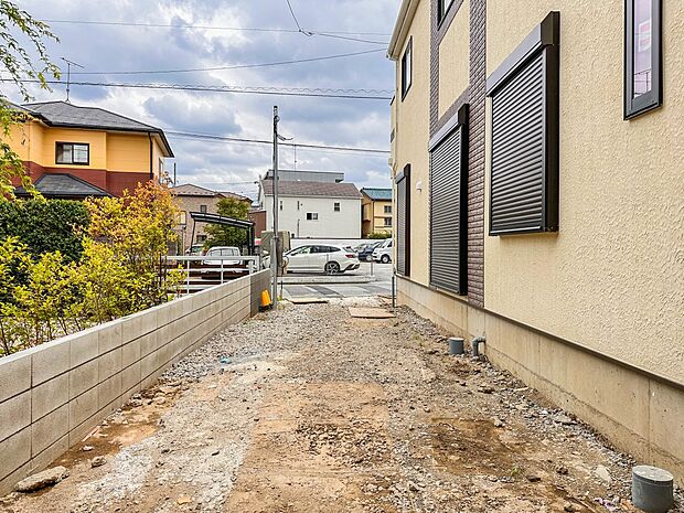 【前面道路】車の通行が少ないので、静かな住環境を維持することができます。